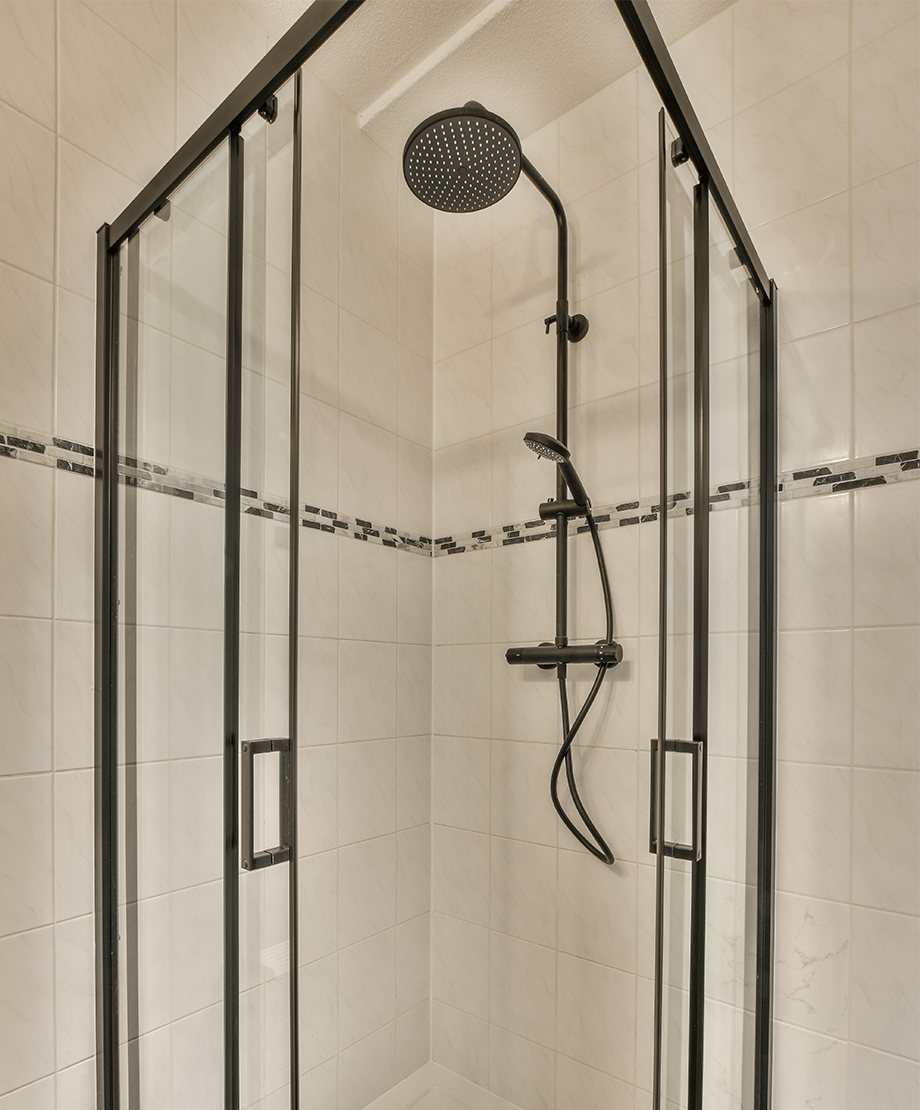 ¿Cuál es el mejor material para una mampara de ducha?