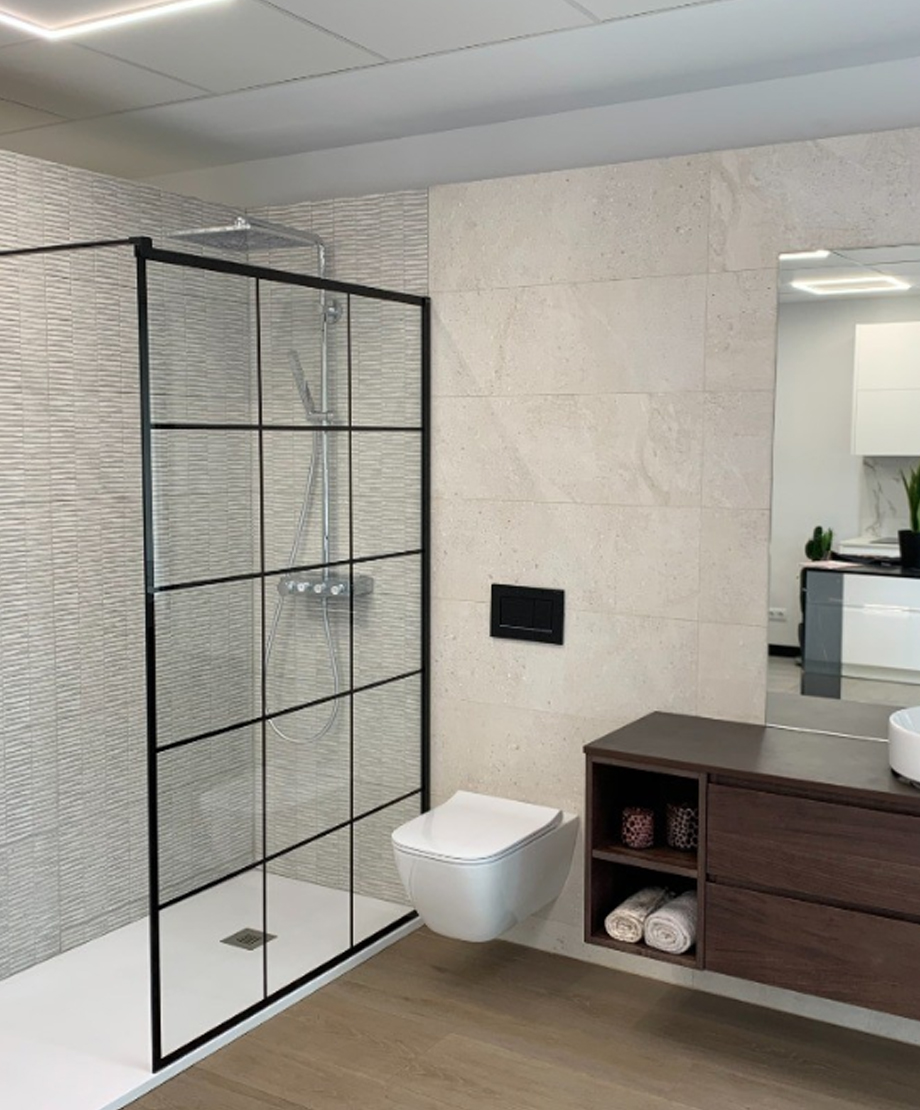 Mamparas fijas de cristal: elegancia y funcionalidad en tu baño 